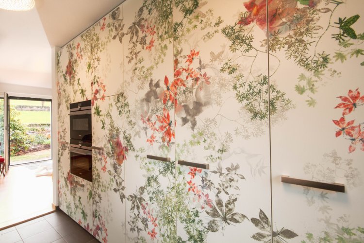 Küchenwand mit grünen Pflanzen und rostroten Blumen auf creme-farbigem Hintergrund aus HPL.