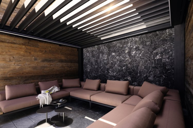 Outdoor-Lounge mit Altrosa Sofa und einem Lamellendach, durch das die Sonne sichtbar ist.