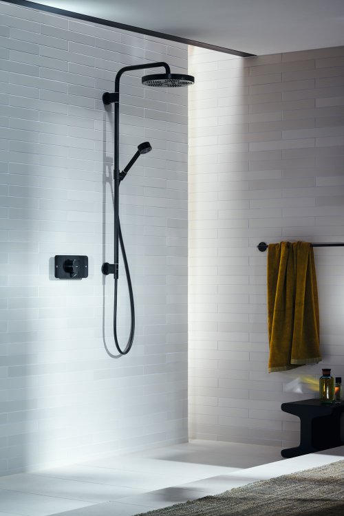 Schwarze Duschbrause mit schlauch an die Wand angebracht