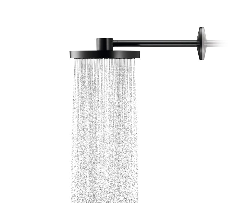 Schwarze Duschbrause, die an die Wand angebracht ist, mit einem breiten Wasserstrahl