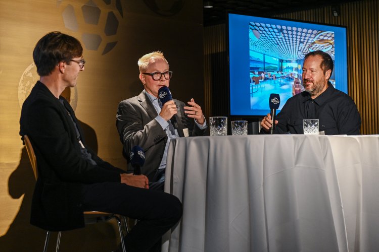 Christoph Schneider, Roland Leutwyler und Roland Merz im Gespräch an einem Tisch