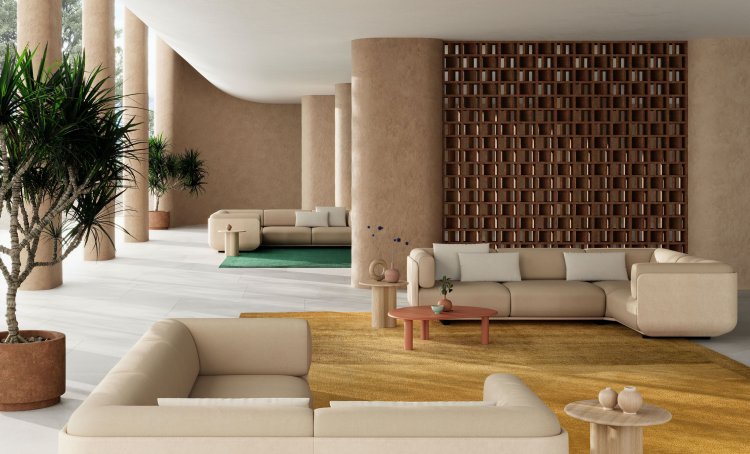 Beige Sofalandschaft auf gelbem Teppich in weitem Raum mit Säulen