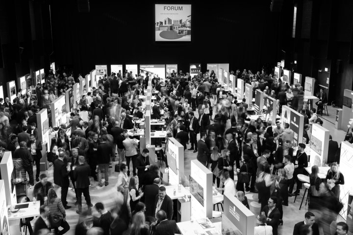 Schwarzweissfoto von Messe