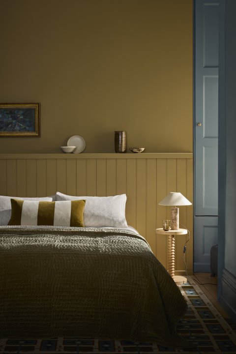Wandfarben Elysian YellowTM 356. Perpetual BlueTM 348. von Little Greene in enem Schlafzimmer angewendet