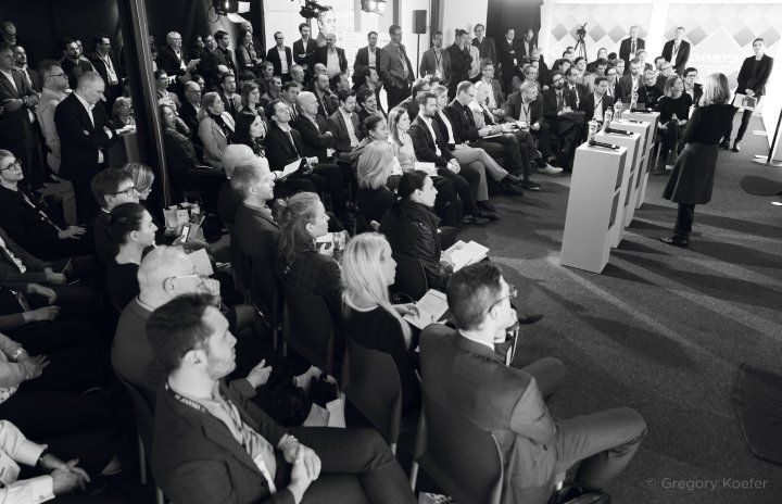 IMMO' 21 Forum zuhörende Menschen im Saal