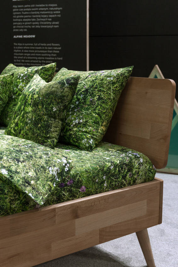 Almwiesen-Bettwäsche auf holzigem Bettgestell in einem Showroom