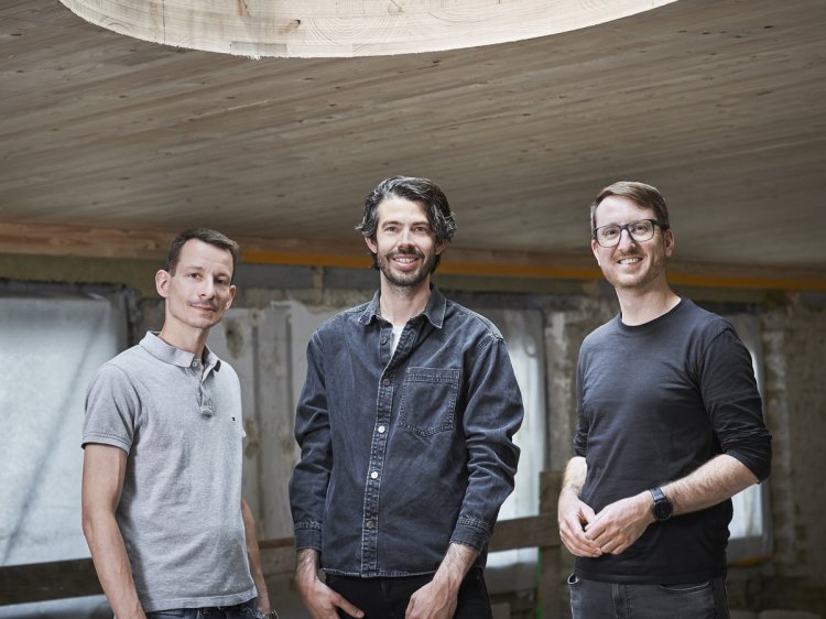 Daniel Lenz, Per Nussbaumer und Patrick Schmid (von links) stehen nebeneinander auf einer Baustelle