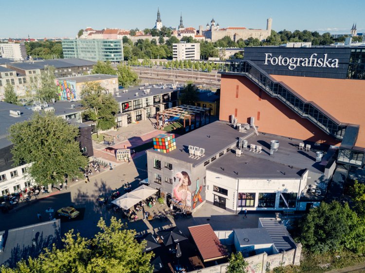 Blick aus der Luft auf das Fotografiska im Quartier Telliskivi in Tallinn