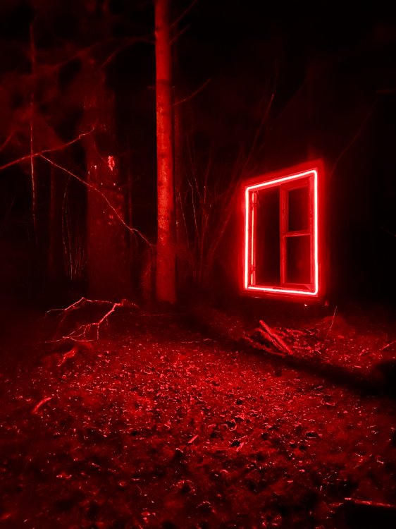 Lichtinstallation eines roten, leuchtenden Fensters in der Dunkelheit