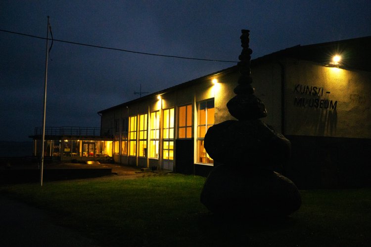 Kunstmuseum Viinistu in ehemaligem Fischereigebäude bei Nacht