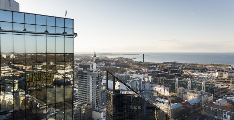 Stadtzentrum von Tallinn aus der Luft mit einem Glashochhaus im Vordergrund