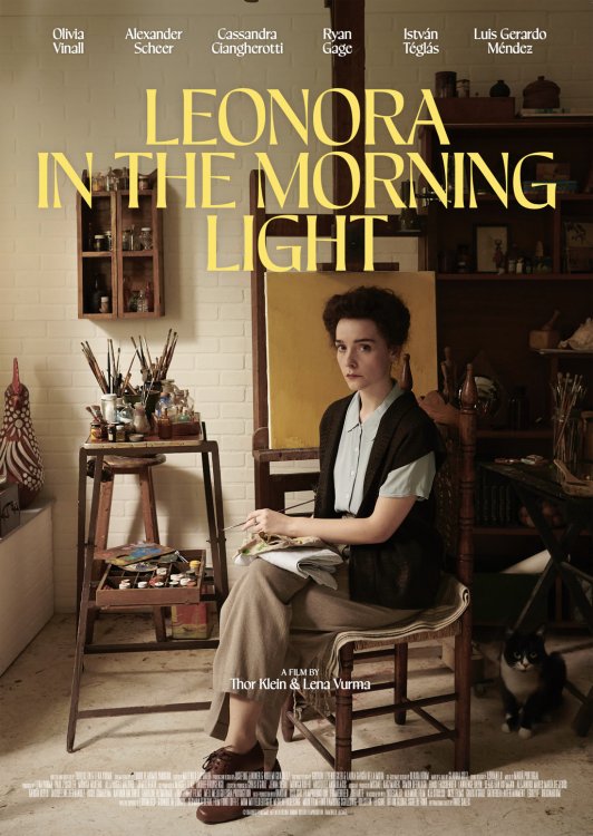 Filmplakat zu Leonora in the Morning Light: Eine junge Frau sitzt in einem Atelier mit Pinseln und Farben; der Titel steht gross darüber, unten ist eine Katze zu sehen.