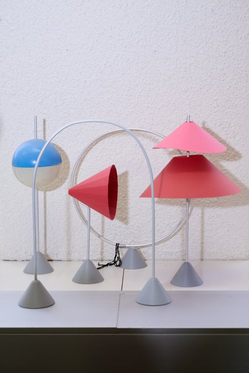 Prototypen und Entwürfe von Flavia Brändle: Geometrische Objekte aus bunten Papierkegeln, einer blau-weissen Kugel und geschwungenen Metallstäben.