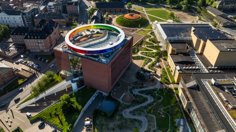 Luftaufnahme ARoS Museum Aarhus: Sichtbar sind die Erweiterung durch das Architekturbüro Schmidt Hammer Lassen, ‹Your rainbow panorama› und der Turrell-Skyspace ‹The Dome›.