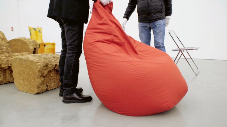 Der rote Sitzsack Sacco, den die Designer Piero Gatti, Cesare Paolini und Franco Teodoro 1968 für Zanotta entwarfen.