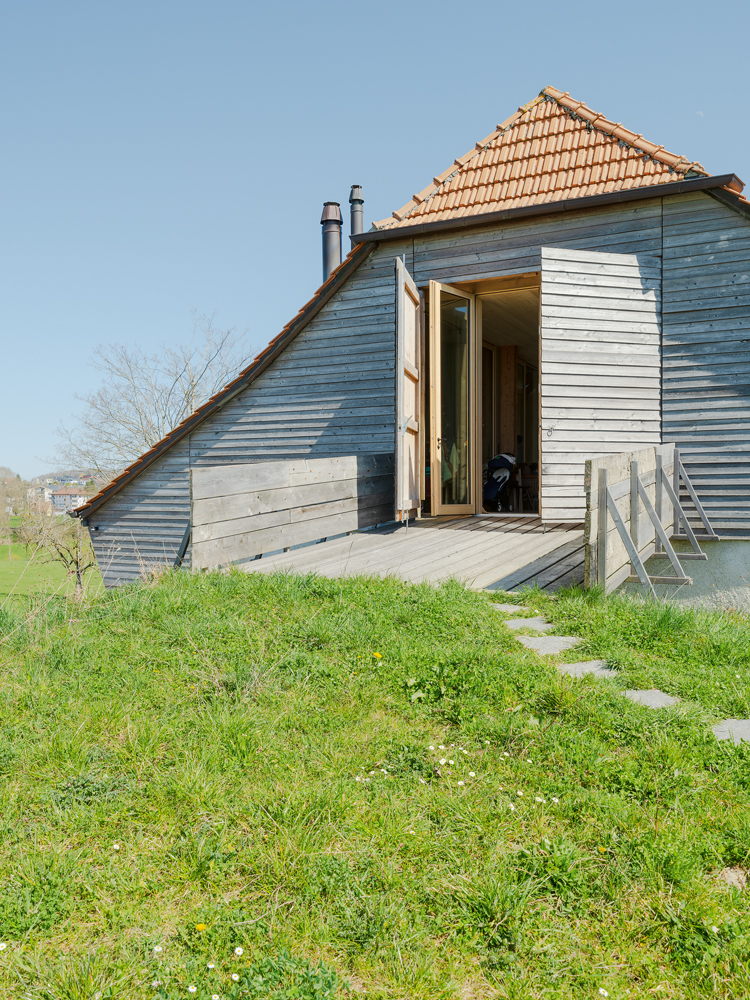 offener Eingang in eine Scheune aus Holz