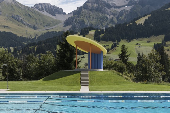 Schwimmbad, bunter Pavillon, Bergwelt
