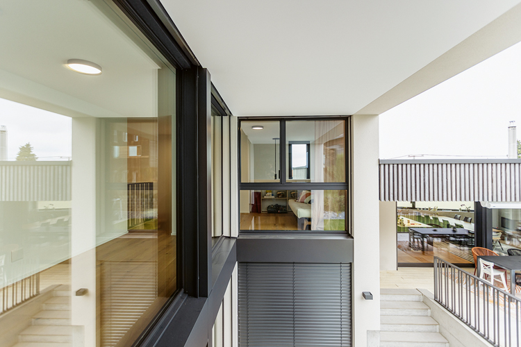 Blick auf zwei Fensterflächen und einen Balkon an einem Wohnhaus