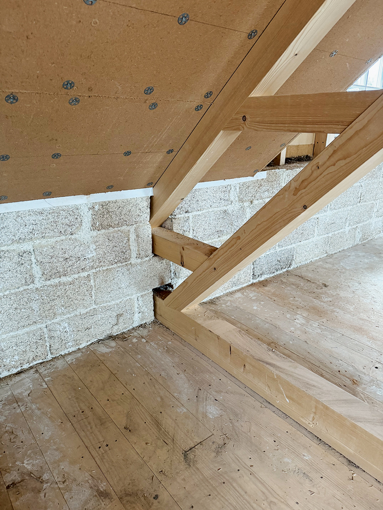 Blick in einen Dachstock mit Holz und Dämmmaterial