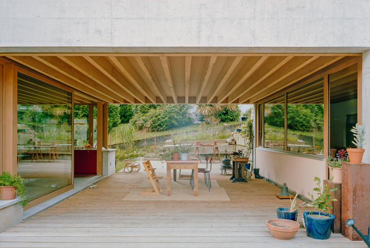 Blick durch den Innenhof eines modernen Hauses mit einem Essplatz