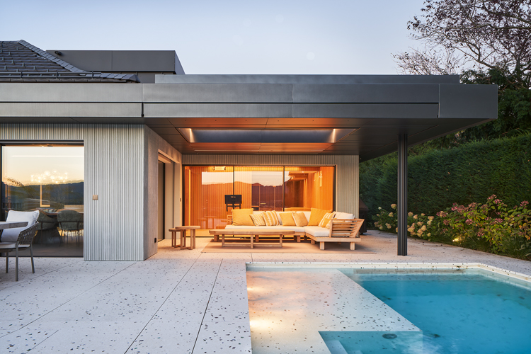 Terrasse mit Pool und Haus im Hintergrund