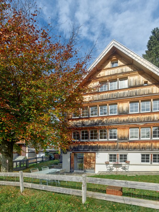 Fassade eines Appenzellerhauses mit viel Holz und Fensterbändern