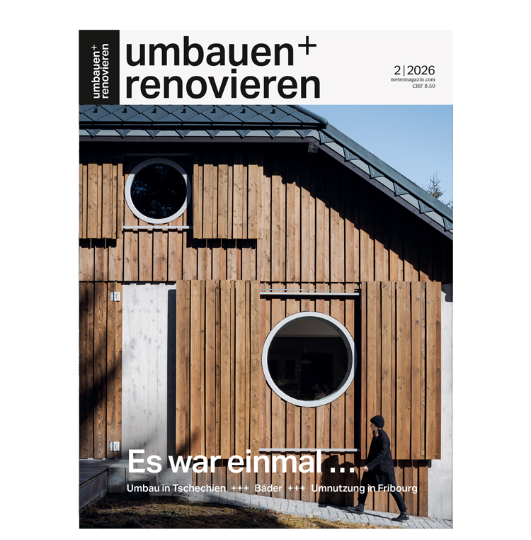 eine Hausfassade aus Holz, vor der eine Frau läuft