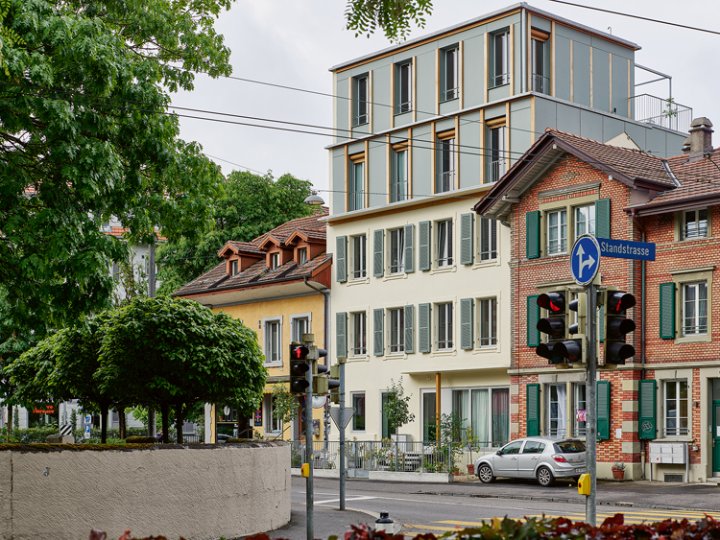 ein umgebautes Haus zwischen Altbauten
