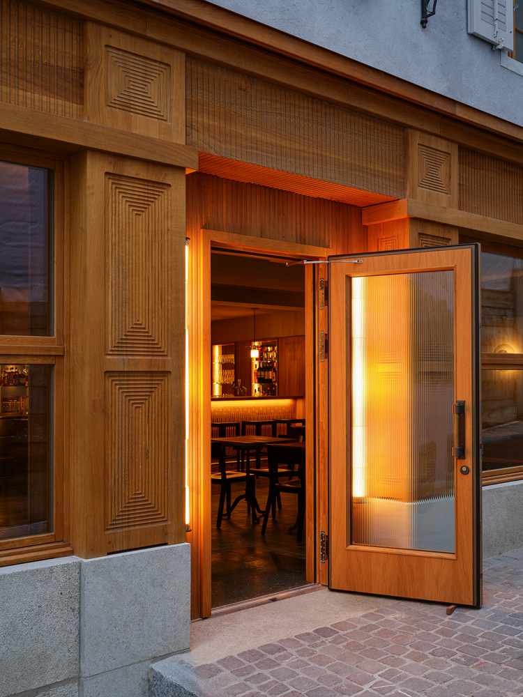 Eingangsfront zu einem Restaurant mit viel Holz