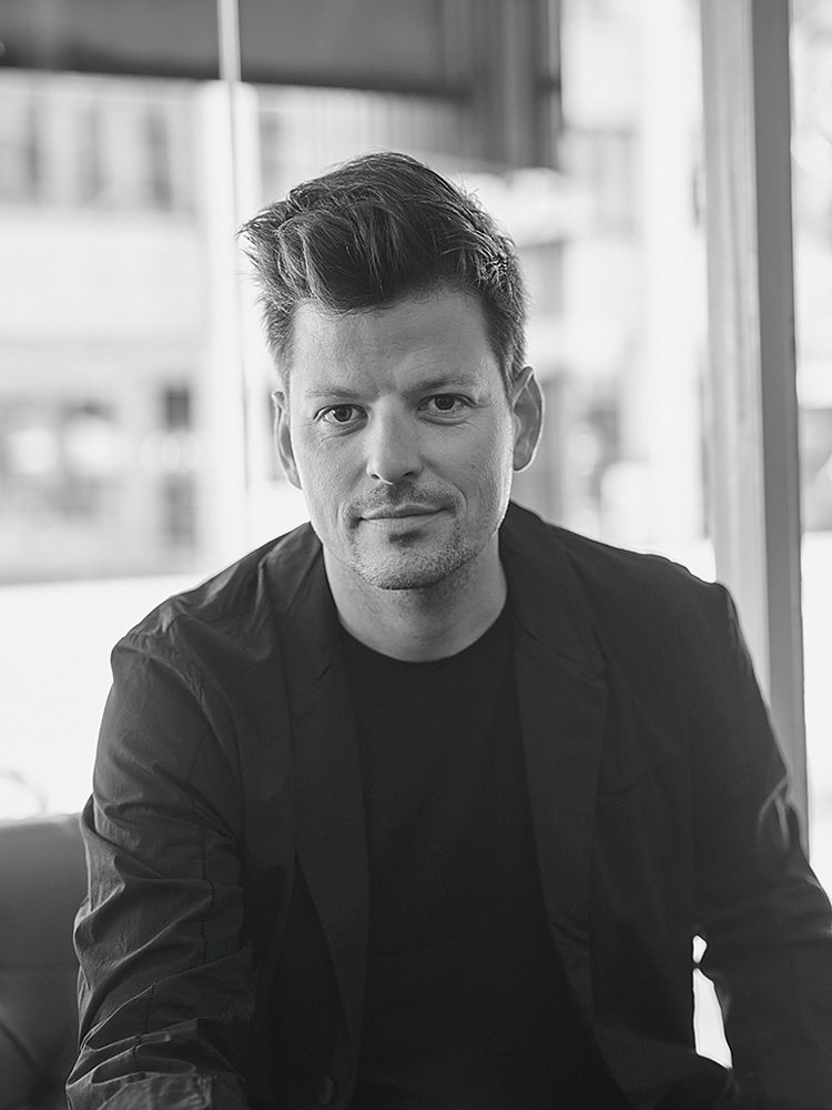 Schwarz-weiss-Foto von einem Mann