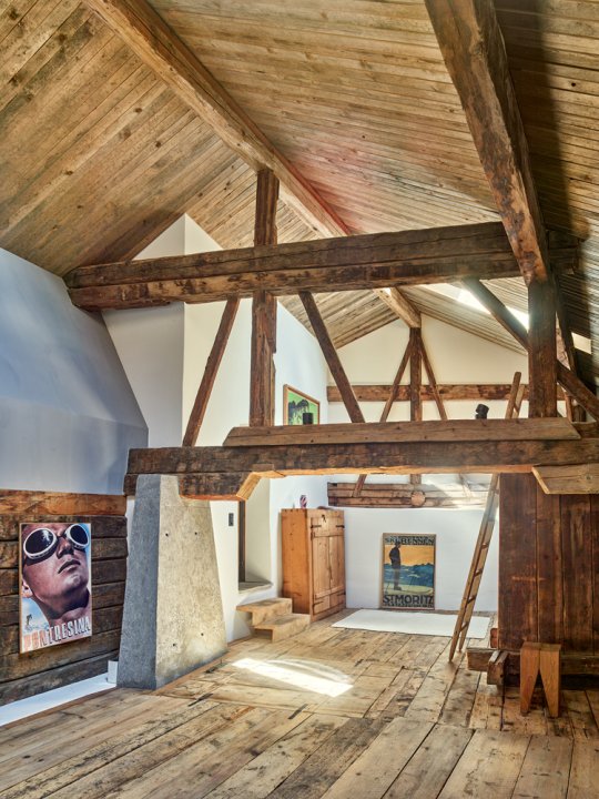 überhoher Innenraum in einem alten Gebäude mit viel Holz