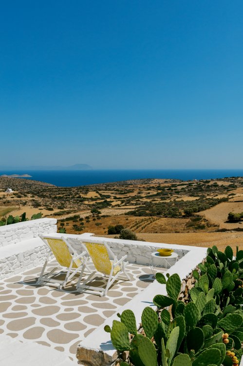 Ausblick von der Terrasse über das karge Gebiet bis zum Meer.