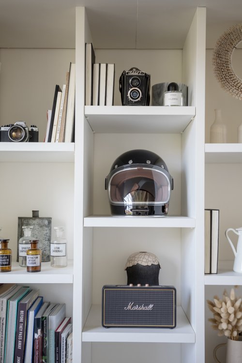 Detailaufnahme Regal mit Helm und Bücher.