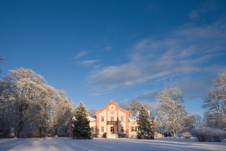 Umgeben von verschneiter Natur befindet sich das Hotel Pädaste auf der idyllischen, kleinen Insel Muhu.