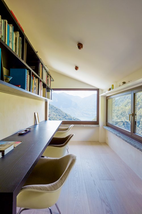 Büro unter dem Schrägdach im Ferienhaus von Susanne Fritz Architekten im Tessin.