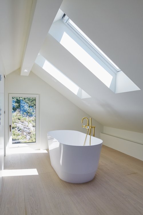 Blick ins Badezimmer im Ferienhaus von Susanne Fritz Architekten im Tessin.