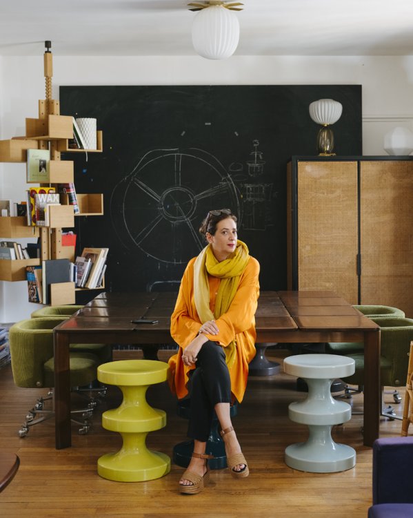 Portrait der Designerin India Mahdavi in ihrem Studio.