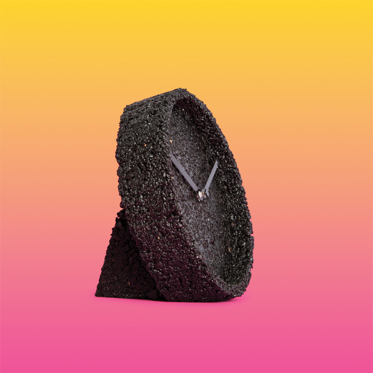 Asphalt Clock von Gabriela Chicherio.