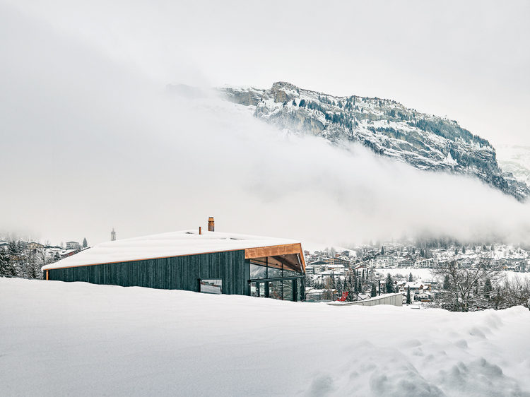 Aussenaufnahme von modernem Holzkubus von Architektin Dominique Meier in Flims.