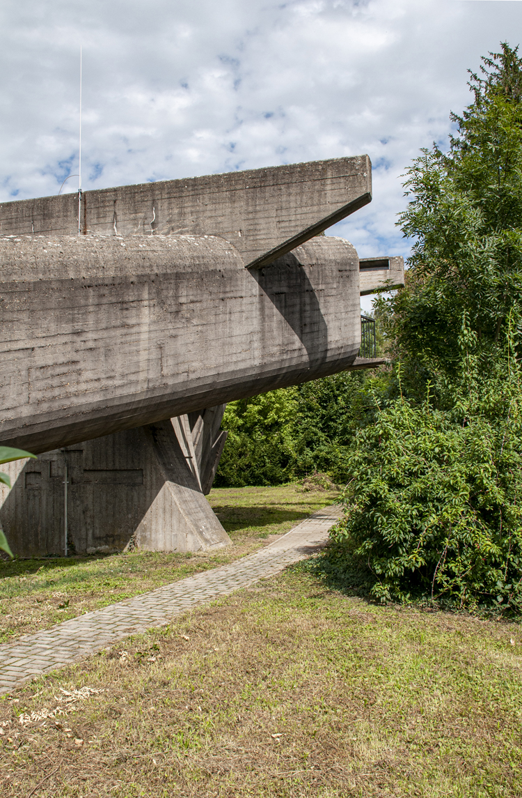 Detailaufnahme der Betonfront des Sputnik-Observatoriums in Szombathely in Ungarn.