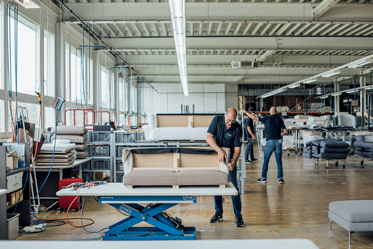 Blick in die Produktionshalle im aargauischen Endingen.