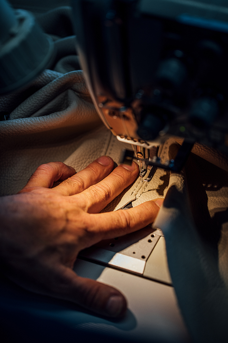 Bild von Hand beim Nähen an der Nähmaschine.