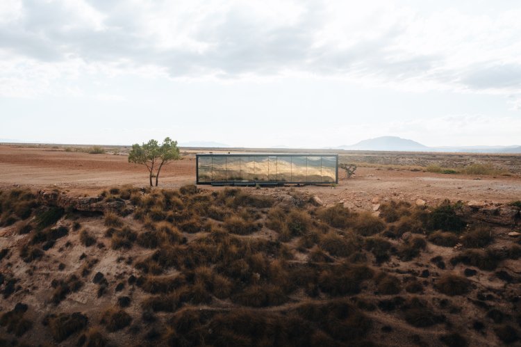 Luxuriöses Modul-Haus inmitten einer kargen Landschaft.