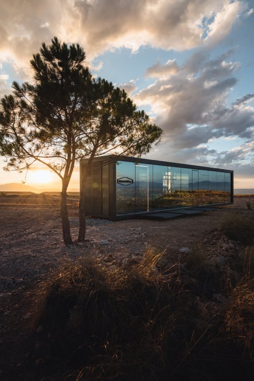 Modul-Haus in der Naur mit spektakulären Wolken-Himmel.