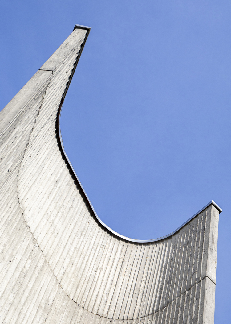 Detailansicht von geschwungener Betonfassade.