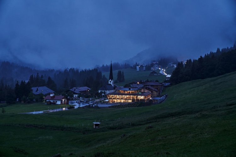 Sicht auf Dorf in der Nachtdämmerung.