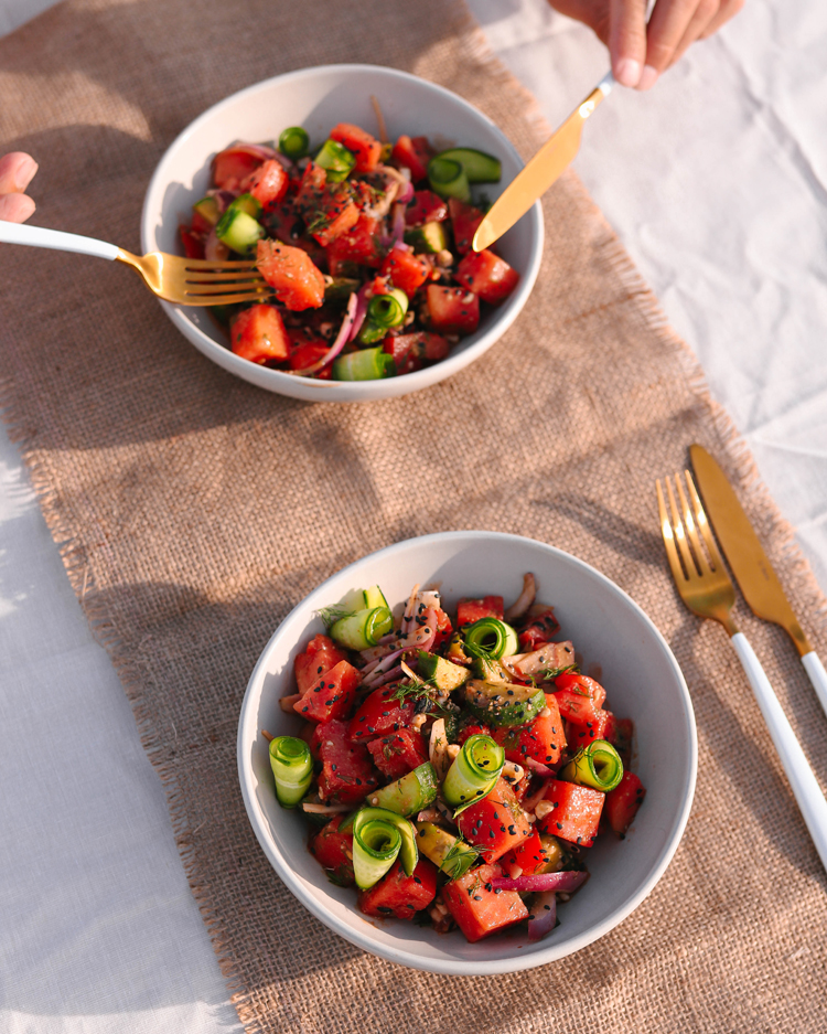 Zwei Teller mit Kirchererbsen-Melonen-Salat.