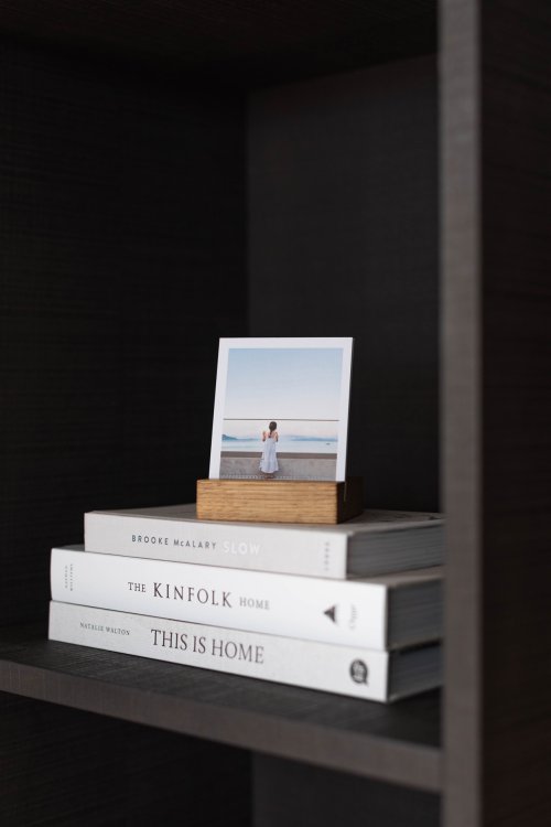Moments-Block auf einem kleinen Bücherstapel