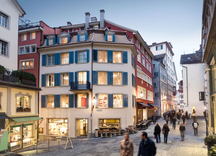 Hotel Marktgasse Aussenansicht mit Menschen im Niederdorf.