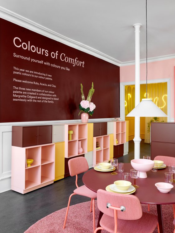 Showroom von Montana mit Regalmöbeln in den neuen Farben Ruby, Clay und Acacia.